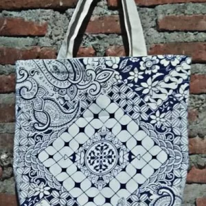 Tas blacu yang memiliki sablon motif campur sablon batik