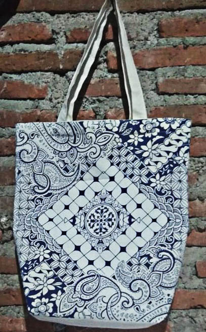 Tas blacu yang memiliki sablon motif campur sablon batik