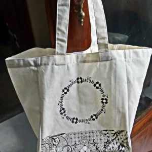 Tas blacu yang memiliki sablon sablon motif batik